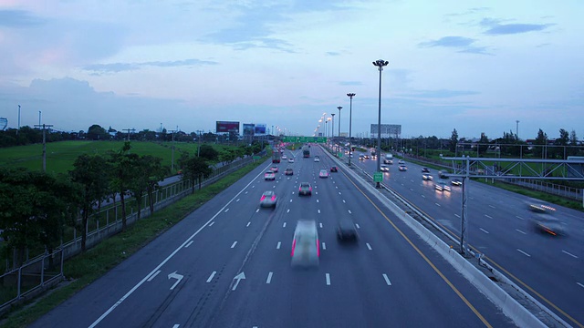 从白天到晚上在公路或高速公路上交通繁忙的时间视频素材