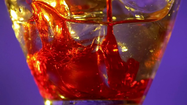 酒保将冰块倒入杯底，将液体和糖浆倒入杯中，动作缓慢视频素材
