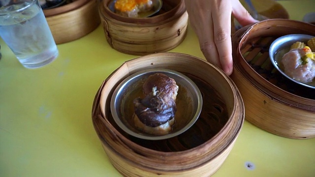 蒸开的点心在不同的层次上是中国传统食物视频素材