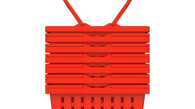 红色购物篮的特写在白色的背景视频下载