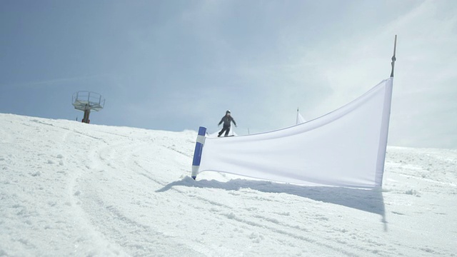 慢动作特写:滑雪滑雪马术障碍赛视频素材