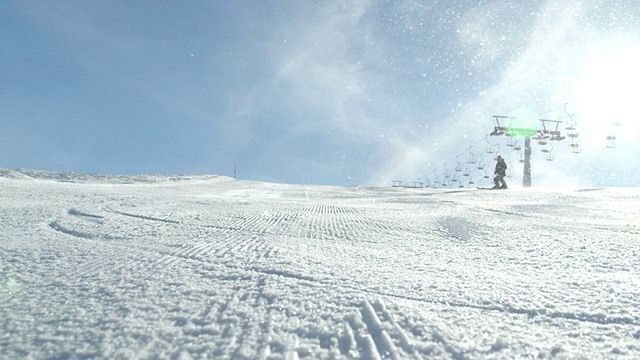 慢动作:滑雪板运动员沿着滑雪坡滑行视频素材