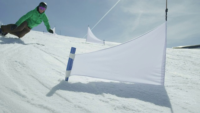 慢动作:专业滑雪滑雪障碍比赛视频素材