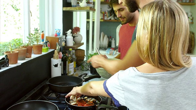 一群朋友在厨房一起做早餐视频素材