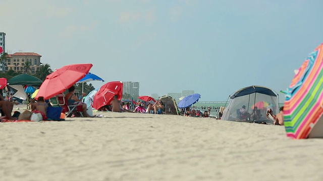 沙滩上的彩色沙滩伞视频素材