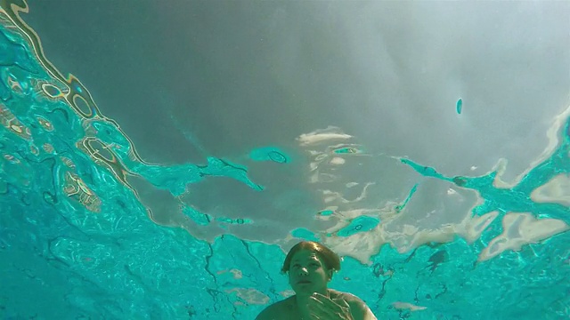 慢动作视频:游泳者水下视频素材