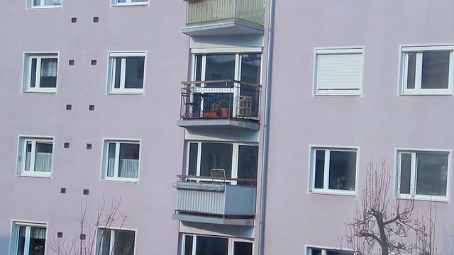在白天拍摄公寓大楼，许多窗户视频素材