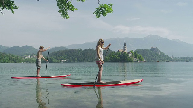 慢镜头:男友和女友苏平在夏天美丽的湖上视频素材