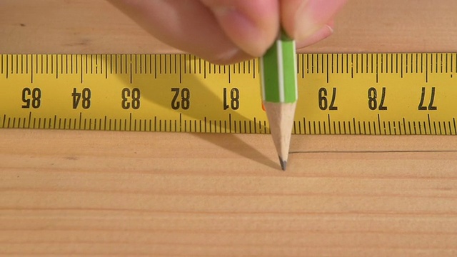 人用轮盘和铅笔在木板上测量，动作缓慢视频下载