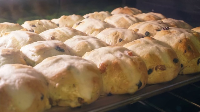 十字面包在烤箱中发酵的时间间隔视频素材