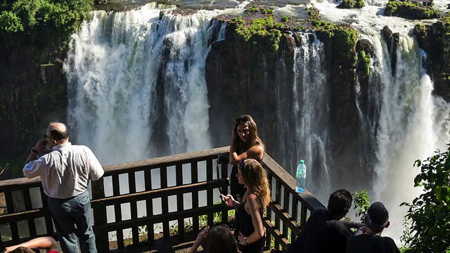 位于巴西和阿根廷边境的伊瓜苏瀑布视频素材