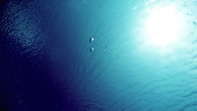 气泡从水下POV缓慢向上移动。视频素材