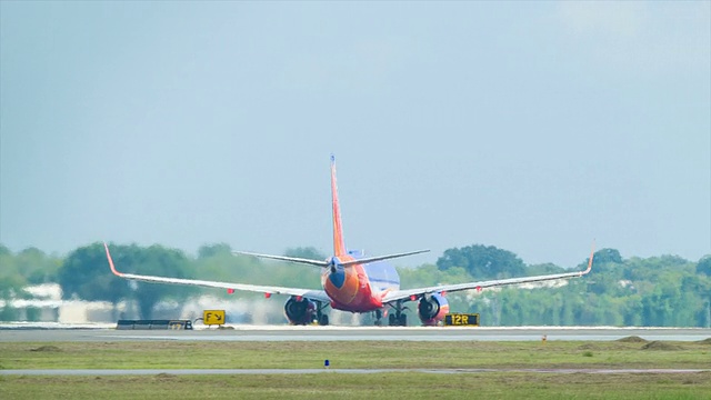 波音737从休斯顿霍比机场起飞视频素材