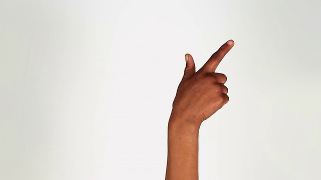美国黑人女性的手。平板电脑。触屏手势。亮度无光。视频素材