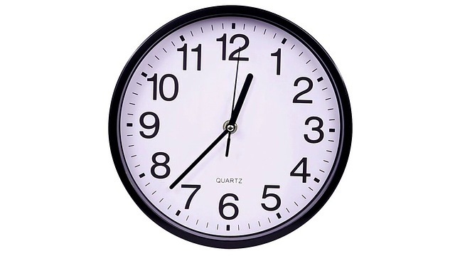 时钟在一个白色的00,00的时间流逝视频素材