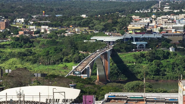 连接巴西和巴拉圭的友谊桥的延时鸟瞰图视频素材