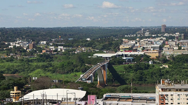 连接巴西和巴拉圭的友谊桥(Ponte da Amizade)鸟瞰视频素材