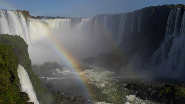 位于巴西和阿根廷边境的伊瓜苏瀑布的双彩虹视频素材