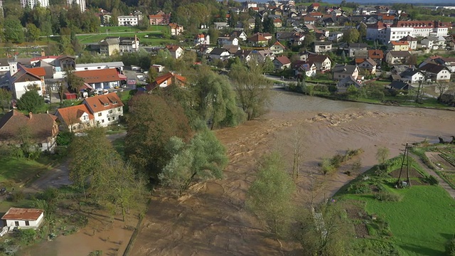 天线:洪水流经郊区城镇视频素材