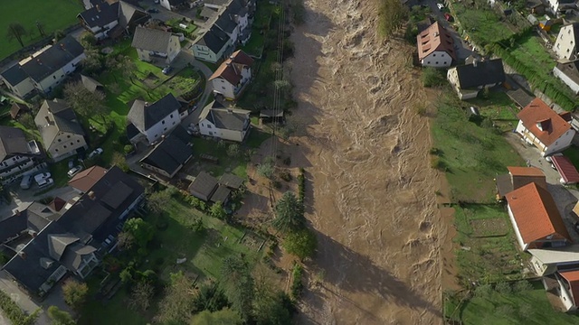 天线:暴雨后河水浑浊湍急视频素材
