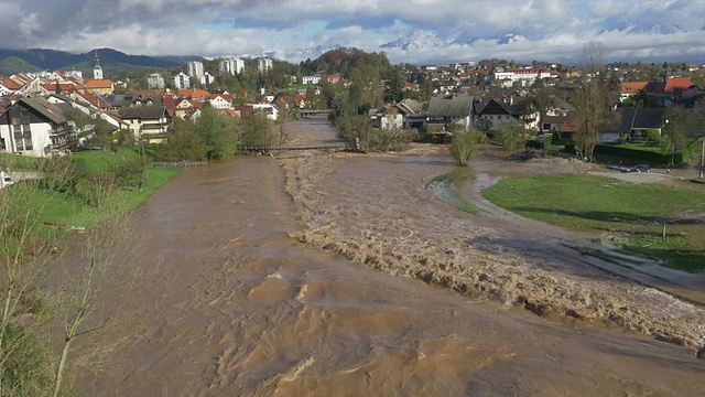 河水淹没了小镇视频素材