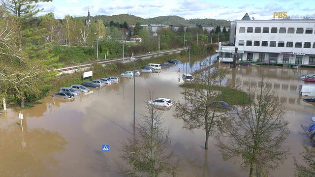 汽车被困在被水淹没的停车场视频素材