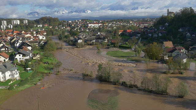 河流淹没了一个郊区小镇视频素材