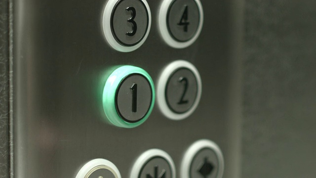 一名男子在电梯里按下了一楼的按钮视频下载