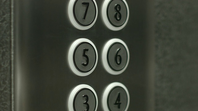 一名男子在电梯里按下了五楼的按钮视频素材