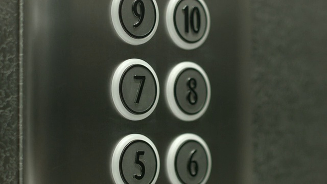 一名男子在电梯里按下了七楼的按钮视频素材