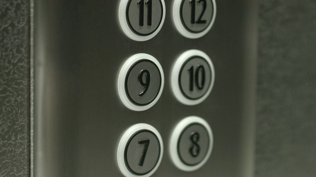 一个男人在九楼的电梯里按了一个按钮视频下载