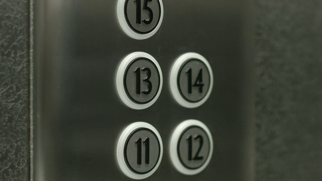 一个男人在电梯里按下了13层的按钮视频下载