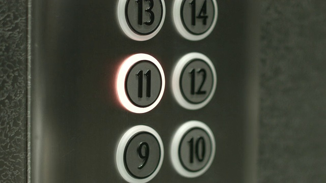 一个男人在电梯里按下了11楼的按钮视频素材