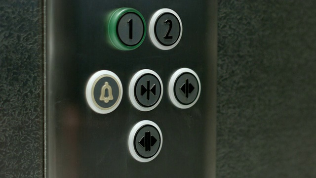 一名男子按下按钮关闭电梯门视频下载