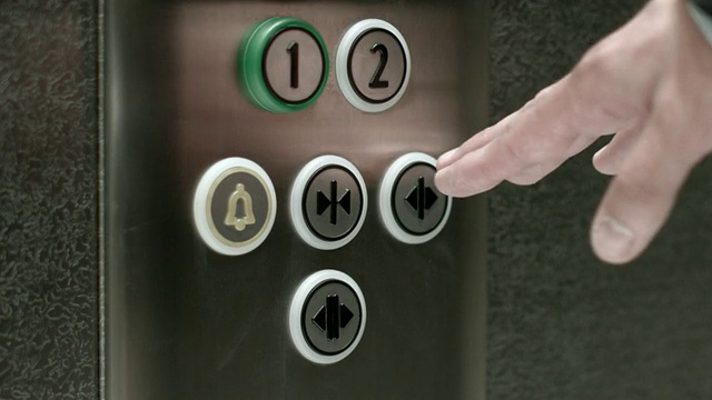 一名男子按下按钮打开电梯门视频素材