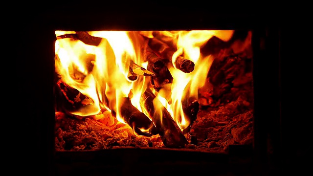 旧炉子里的火。视频下载