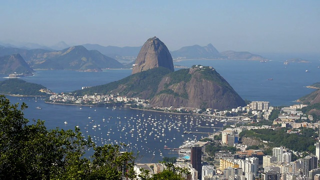 飞机在甜面包山前飞行，巴西里约热内卢视频素材