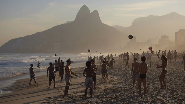 巴西，里约热内卢，日落时分，当地人在著名的依帕内玛海滩打球视频素材