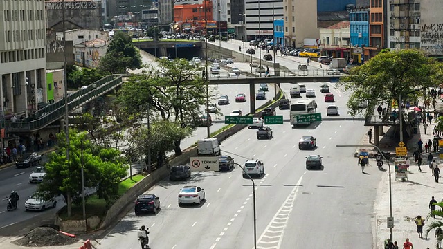 在巴西圣保罗中心的交通拥挤的时间推移视图-缩小视频素材