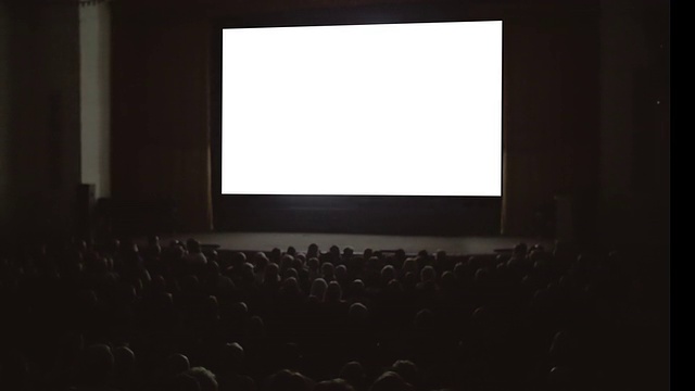 人们在电影院欣赏电影视频素材