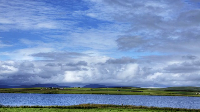 苏格兰奥克尼湖边的大天空视频下载