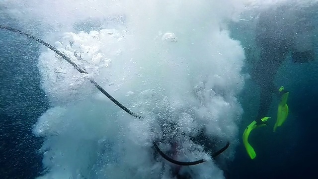 潜水员跳进蓝色的海洋视频素材