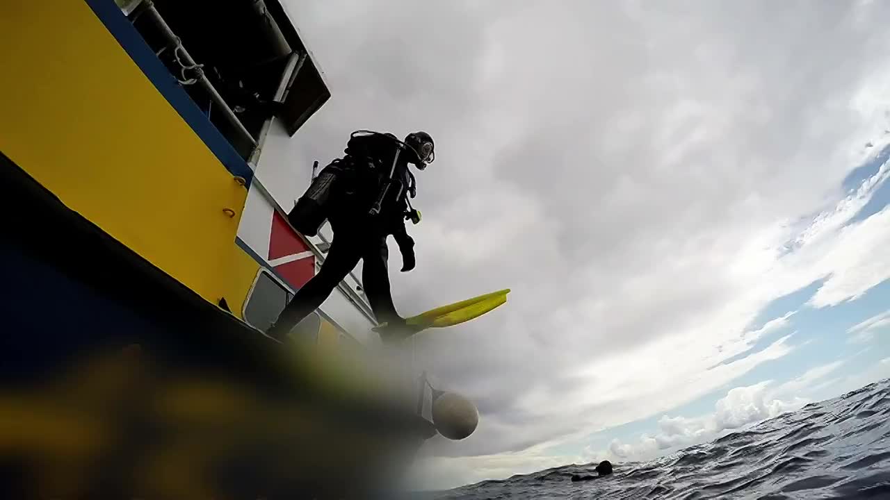 水肺潜水员从潜水船上跳下来视频下载