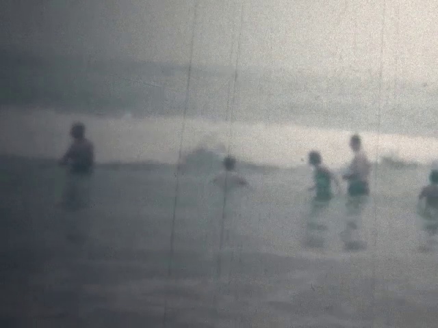 (8毫米复古)1966年海滩上的人在海浪打破视频下载