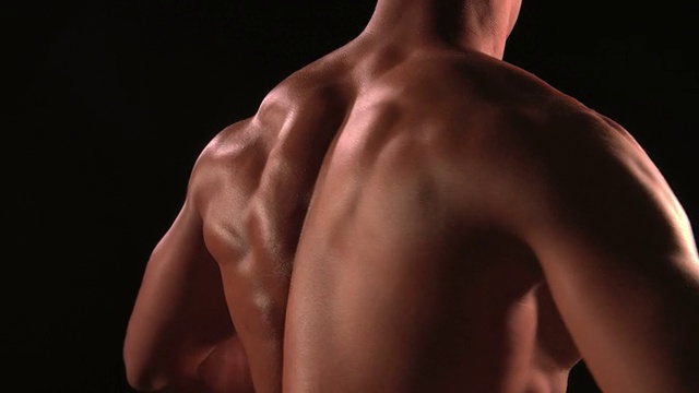 赤裸的胸部男性健美者转动躯干和弯曲视频素材