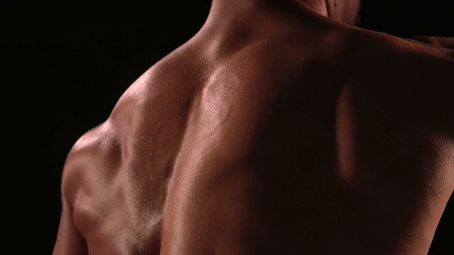 赤裸的胸部男性健美者转动躯干和弯曲视频素材
