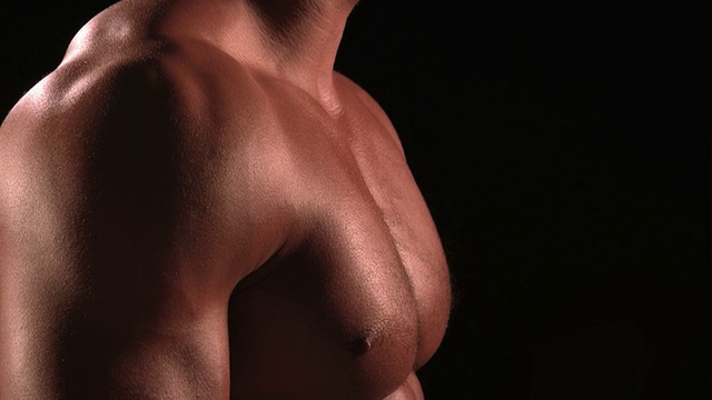 赤裸的胸部男性健美者转动躯干视频素材