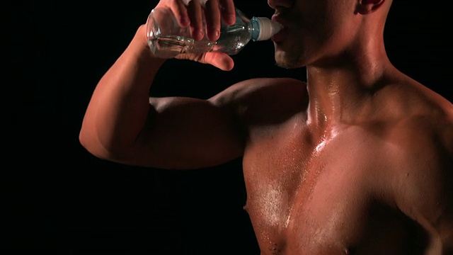 男健美运动员喝瓶子里的水视频素材