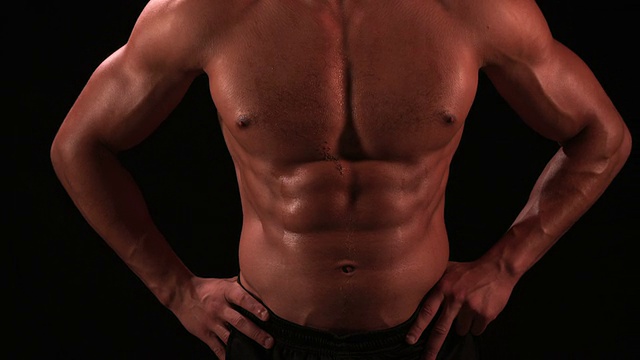 赤裸的胸部男性健美与手在臀部，作物视频素材