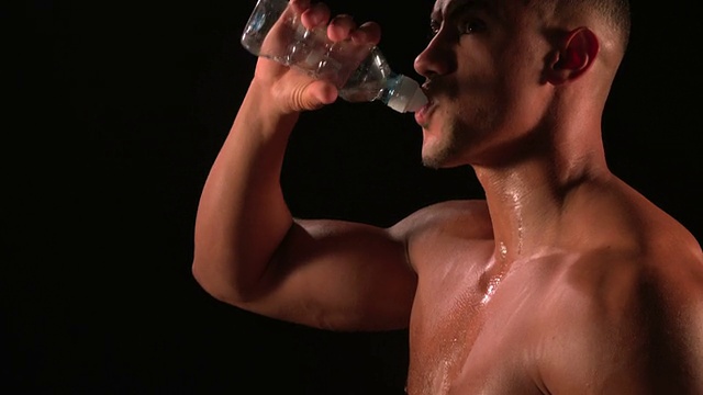 男健美运动员喝瓶子里的水视频素材